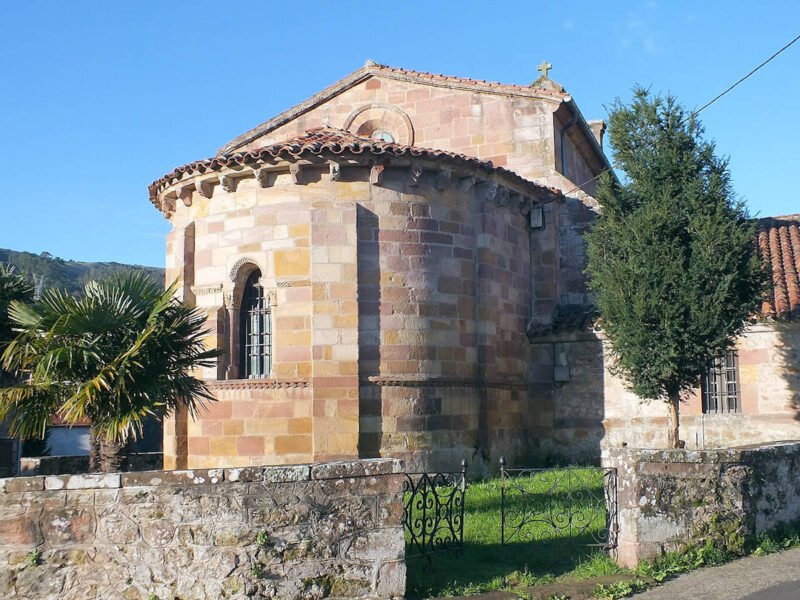 Iglesia de Santa María en localidad de Yermo en Cartes