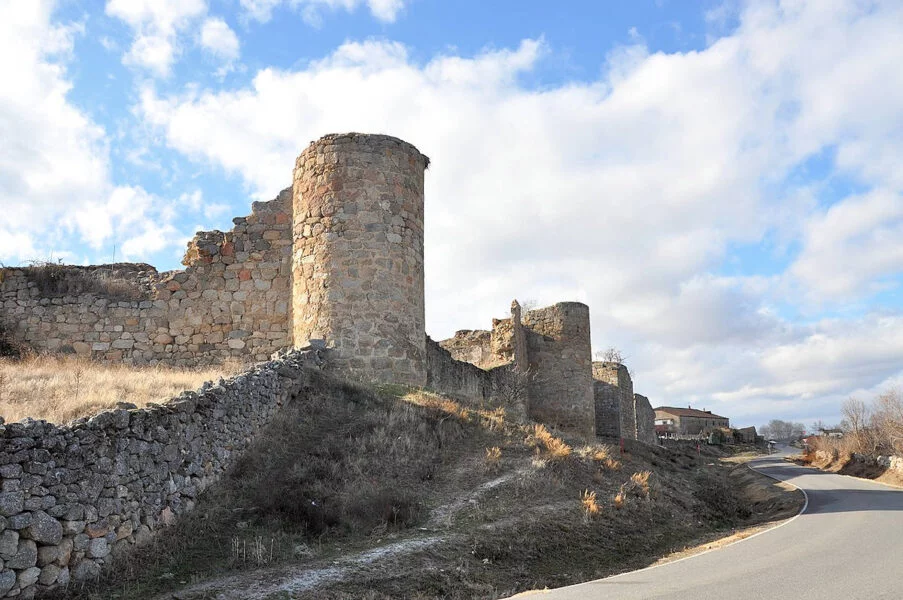 ▷ BONILLA DE LA SIERRA » Descubre qué ver y hacer Murallas de Bonilla de la Sierra