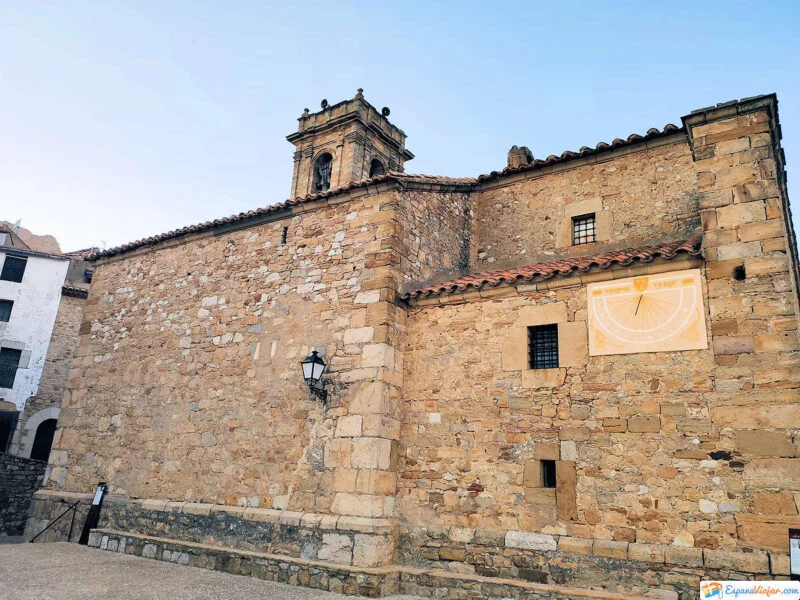 ▷ CULLA » Descubre qué ver y hacer en esta villa montañesa Parte lateral de la Iglesia del Salvador en Culla