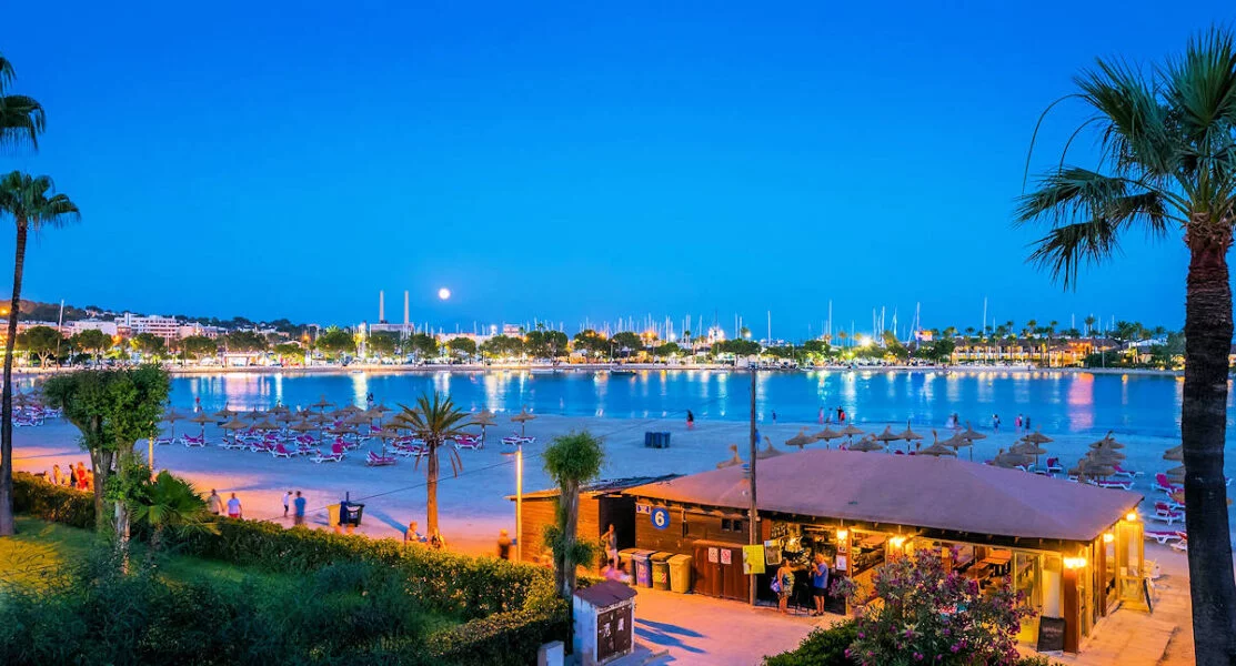 ▷ ALCÚDIA » Qué ver y hacer entre historia y esparcimiento Playas de Alcúdia