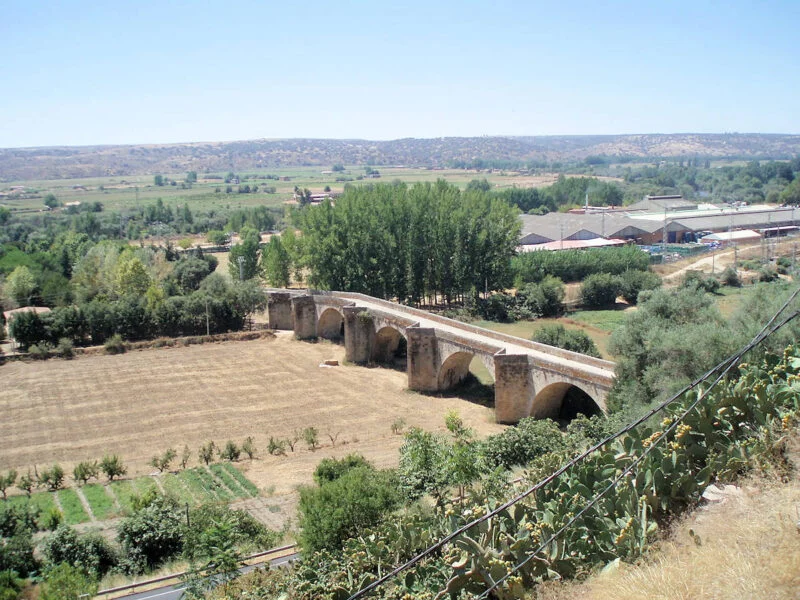▷ CORIA » Descubre que ver y hacer en esta villa cacereña Puente del siglo XVI sobre el río Alagón