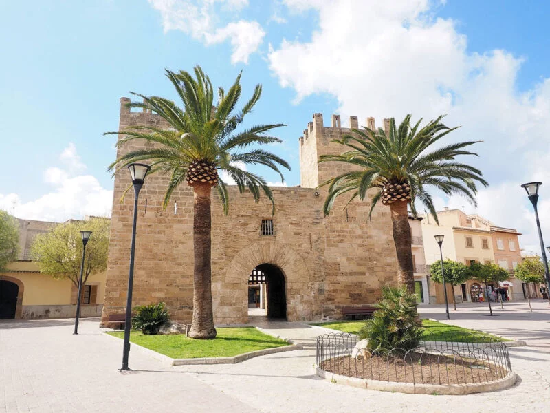 ▷ ALCÚDIA » Qué ver y hacer entre historia y esparcimiento Puerta del Moll en Alcúdia