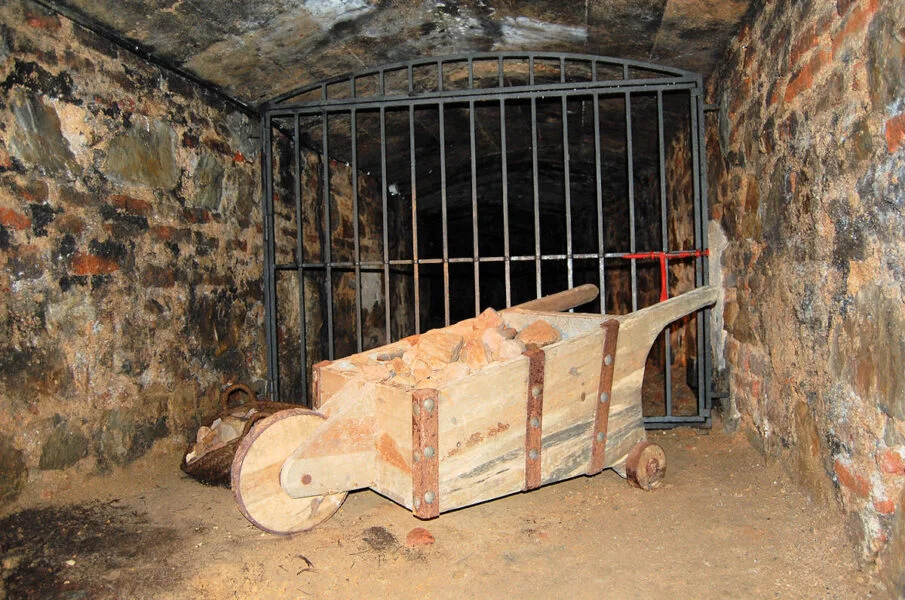 ▷ ALMADÉN » Qué ver y hacer. Característico pueblo minero Carretilla de las Minas de Almadén