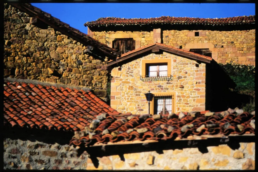 ▷ CARMONA » Qué ver y hacer. Privilegiado enclave cantábrico Casas antiguas de Carmona