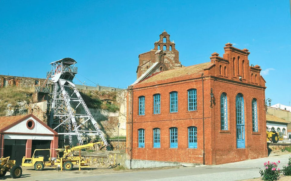▷ ALMADÉN » Qué ver y hacer. Característico pueblo minero Castillete del pozo de la mina