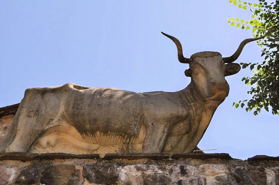 ▷ CARMONA » Qué ver y hacer. Privilegiado enclave cantábrico Monumento a vaca tudanca