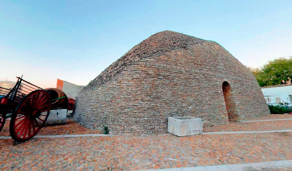 ▷ TOMELLOSO » Qué ver y hacer. Escenario de viñedos. Museo del Carro en Tomelloso