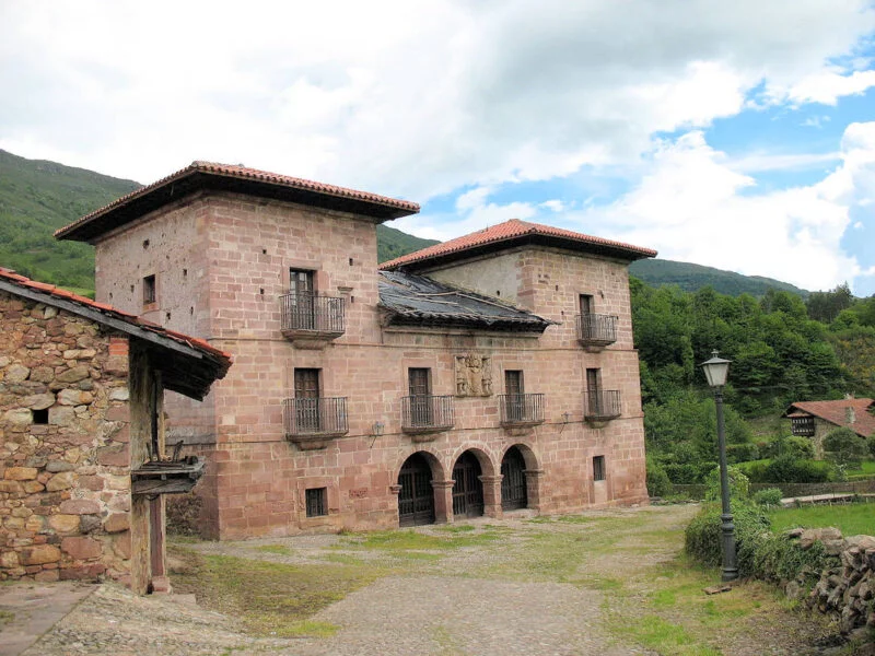 ▷ CARMONA » Qué ver y hacer. Privilegiado enclave cantábrico Palacio de los Mier