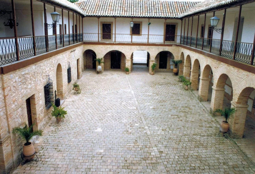 ▷ DAIMIEL » Disfruta de su encanto, qué ver y hacer. Patio del Santuario Nuestra Señora de las Cruces