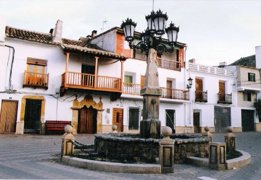 ▷ ENGUÍDANOS » Qué ver y hacer. Fascinante enclave. Plaza de Enguídanos