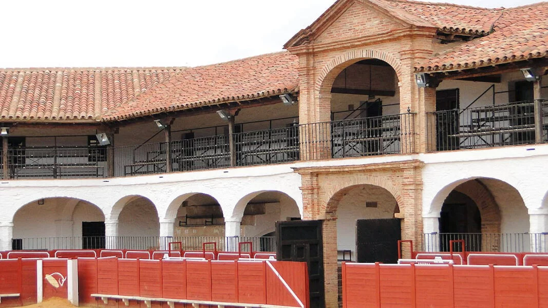 ▷ ALMADÉN » Qué ver y hacer. Característico pueblo minero Plaza de Toros de Almadén