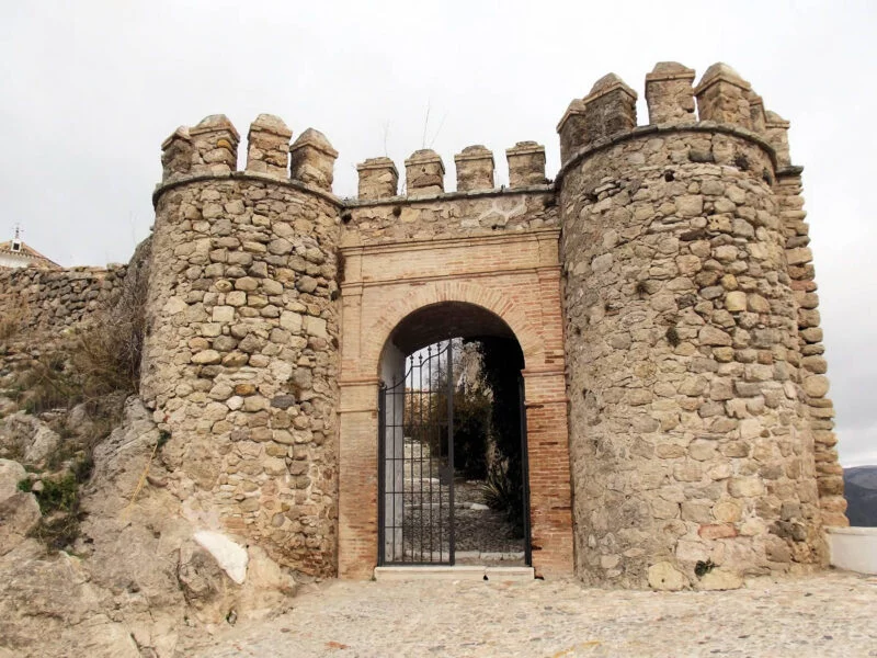 ▷ CARCABUEY » Qué ver y hacer en este pueblo encantador. Puerta del Castillo de Carcabuey