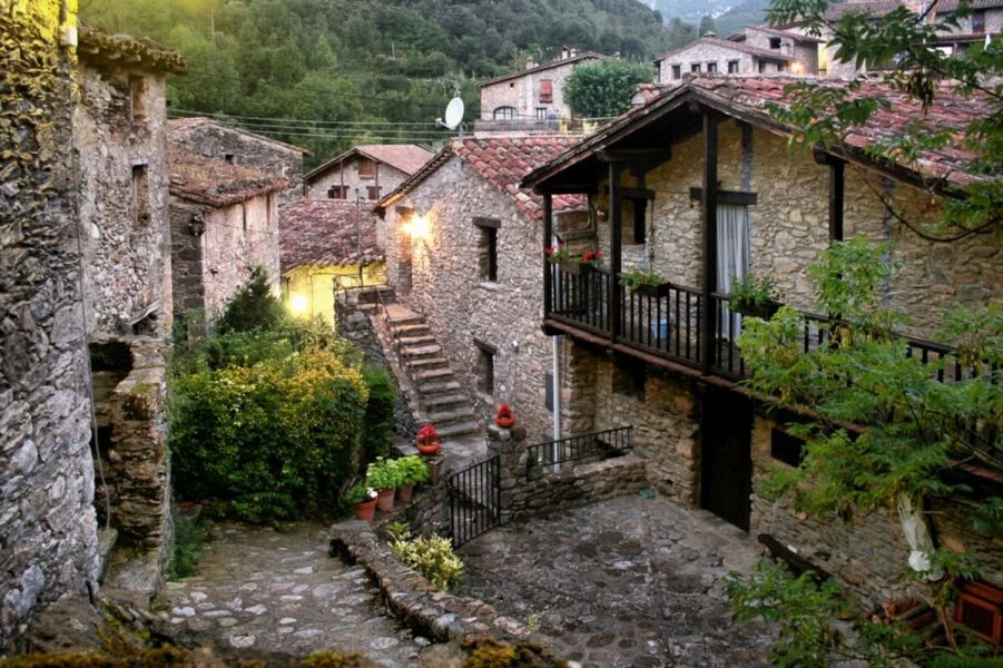 ▷ BEGET » Qué ver y hacer en esta milenaria villa catalana Beget. Conjunto urbano medieval.