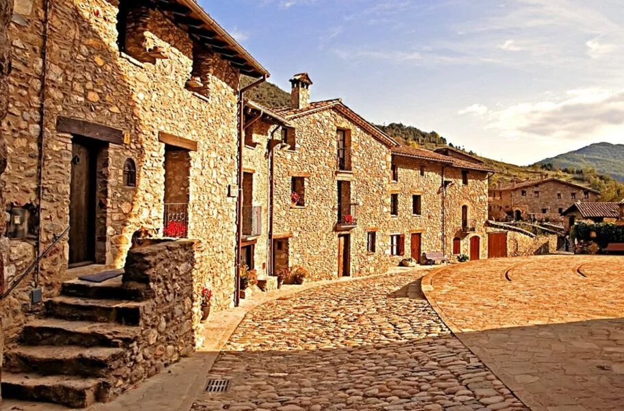 ▷ BEGET » Qué ver y hacer en esta milenaria villa catalana Beget. Una bonita villa medieval gironesa.