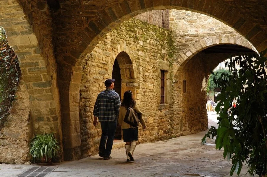 ▷ MONELLS » Qué ver y hacer en este poblado gironés Calles y arcadas en Monells