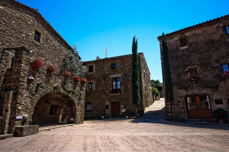 ▷ MONELLS » Qué ver y hacer en este poblado gironés Conocer Monells en Girona
