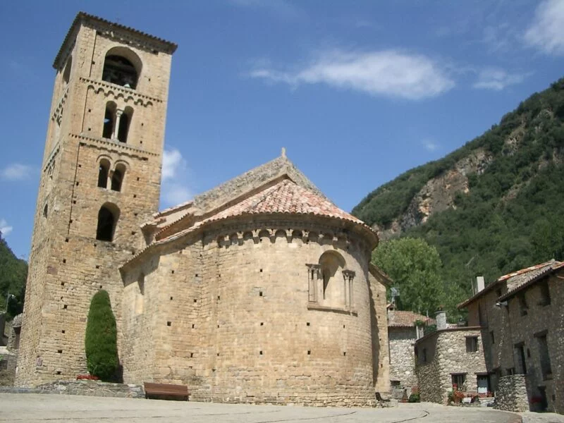 ▷ BEGET » Qué ver y hacer en esta milenaria villa catalana Iglesia de San Cristóbal. Beget. Girona.