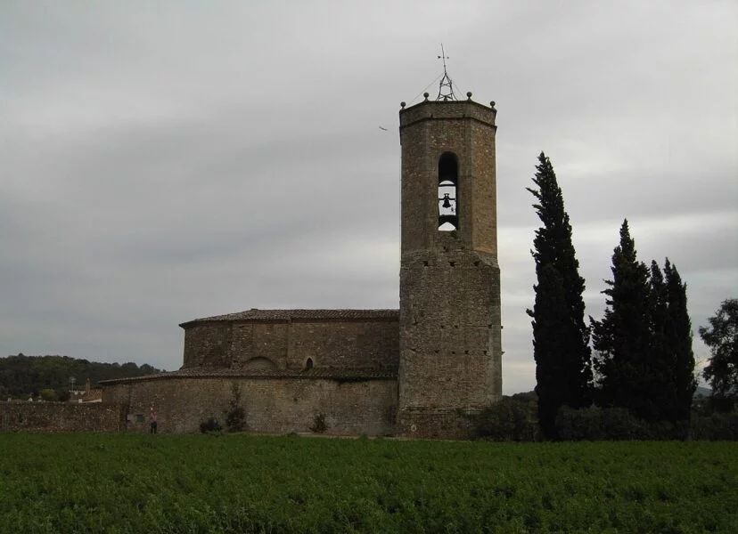 ▷ MONELLS » Qué ver y hacer en este poblado gironés Iglesia de Sant Genís en Monells