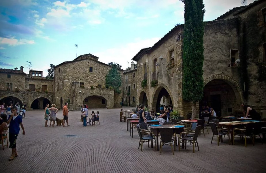 ▷ MONELLS » Qué ver y hacer en este poblado gironés Plaza Jaime I en Monells