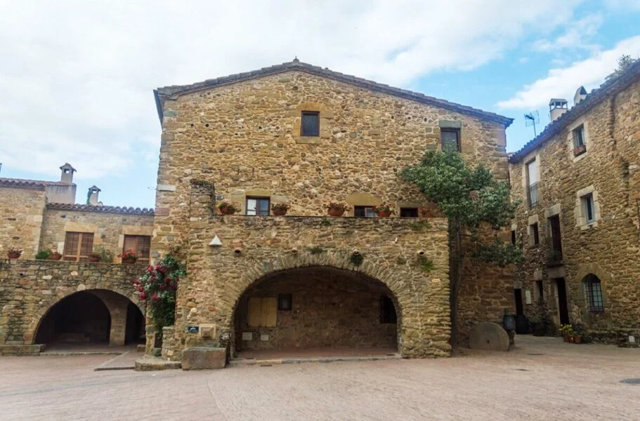 ▷ MONELLS » Qué ver y hacer en este poblado gironés Visitar Monells en Girona