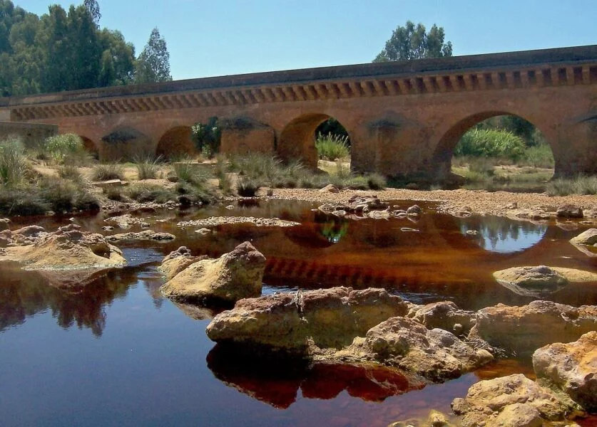 ▷ NIEBLA » Qué ver y hacer en esta villa medieval iliplense Puente Romano sobre el río Tinto en Niebla
