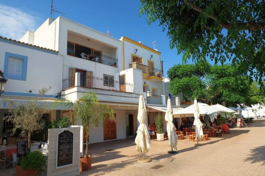 ▷ SANTA GERTRUDIS » Qué ver y hacer en este bonito pueblo Recorrer las calles de Santa Gertrudis