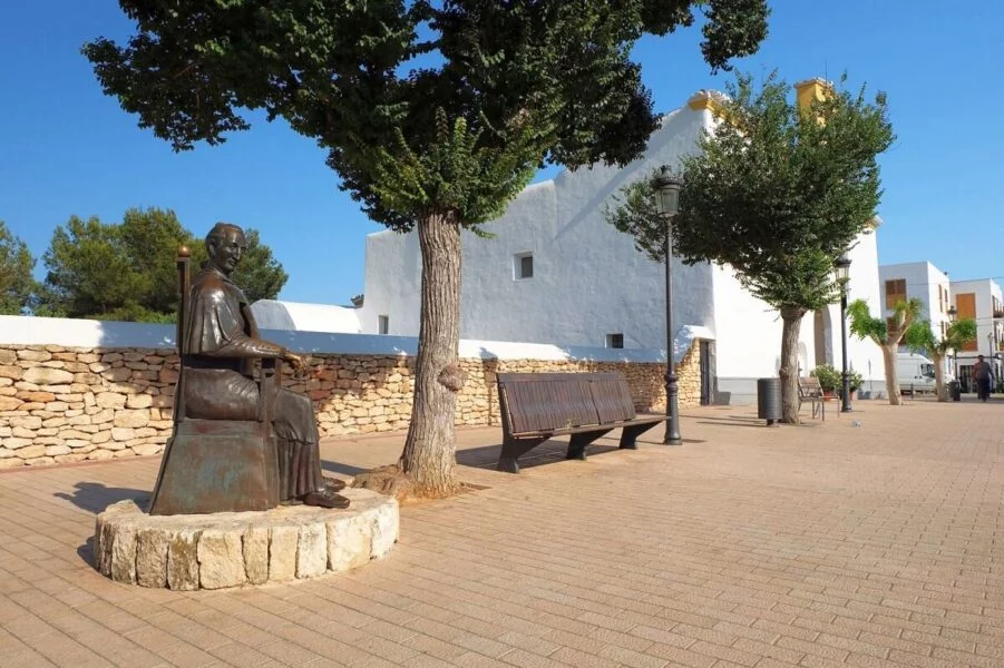 ▷ SANTA GERTRUDIS » Qué ver y hacer en este bonito pueblo Qué ver en Santa Gertrudis. Escultura del 1º Obispo de Ibiza