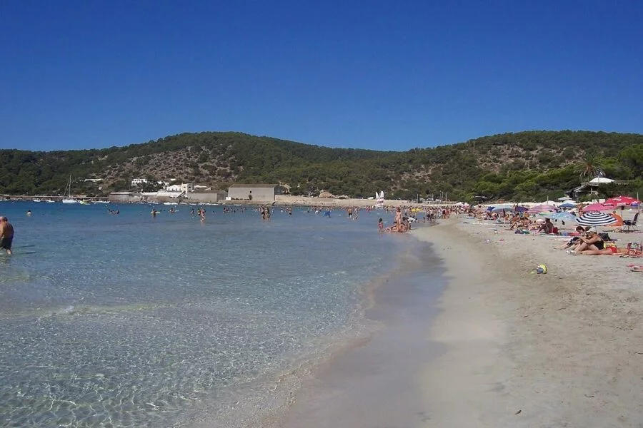 ▷ SANT JORDI » Descubre qué ver hacer en este bello destino Conocer la Playa de Las Salinas en Sant Jordi.