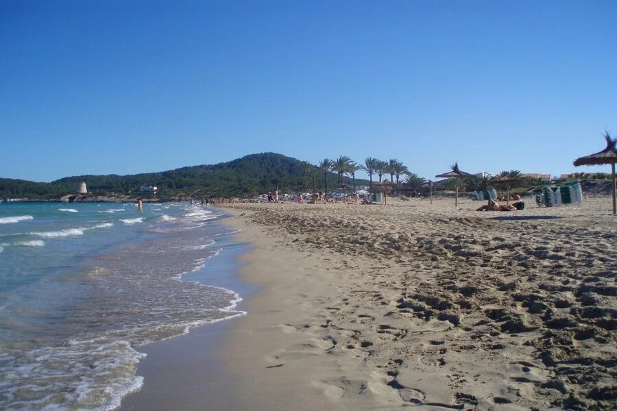 ▷ SANT JORDI » Descubre qué ver hacer en este bello destino Visitar la playa de Den Bossa en Sant Jordi