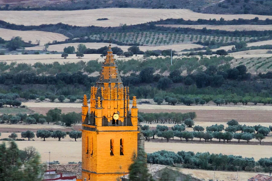 ▷ LOARRE » Qué ver y hacer en este pueblo milenario. Campanario de Iglesia de San Esteban