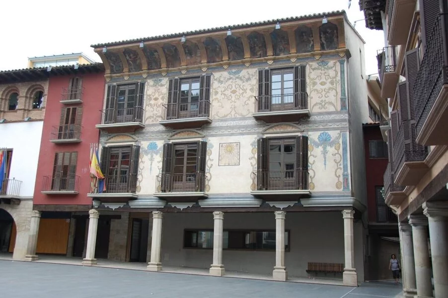 ▷ GRAUS » Descubre Qué Ver y Hacer en este conjunto urbano Casa Heredia en Graus