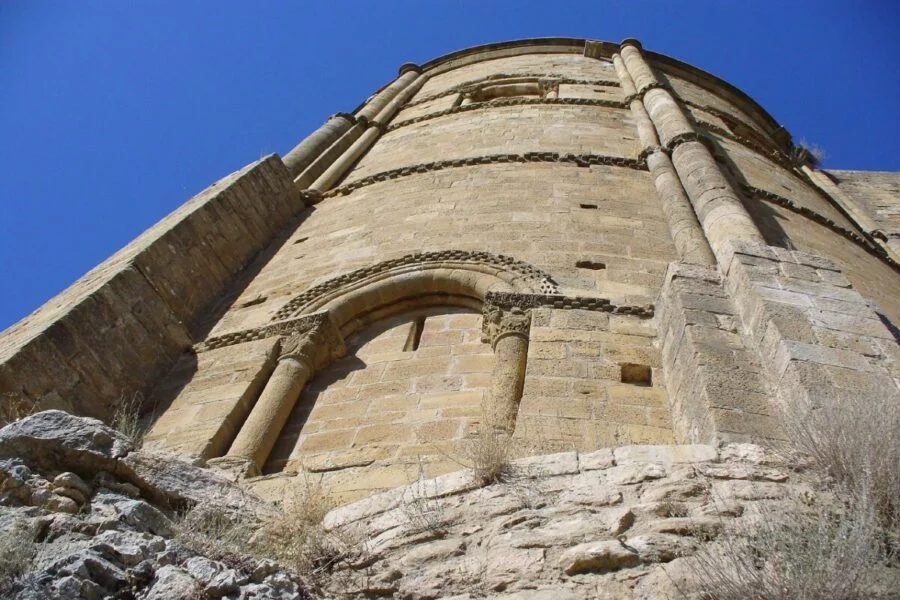 ▷ LOARRE » Qué ver y hacer en este pueblo milenario. Iglesia de San Pedro en Loarre
