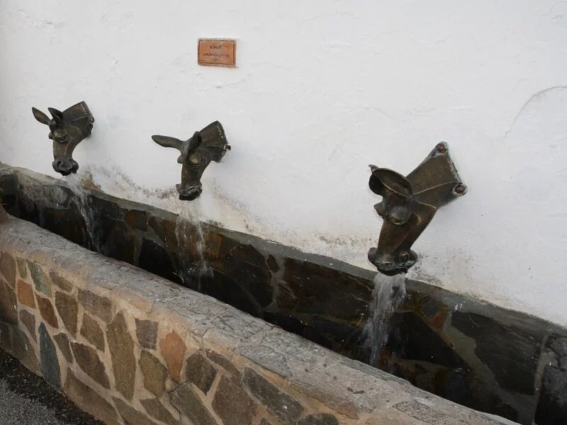 ▷ GENALGUACIL » Qué ver y hacer en este pintoresco pueblo. Arte callejero en Genalguacil