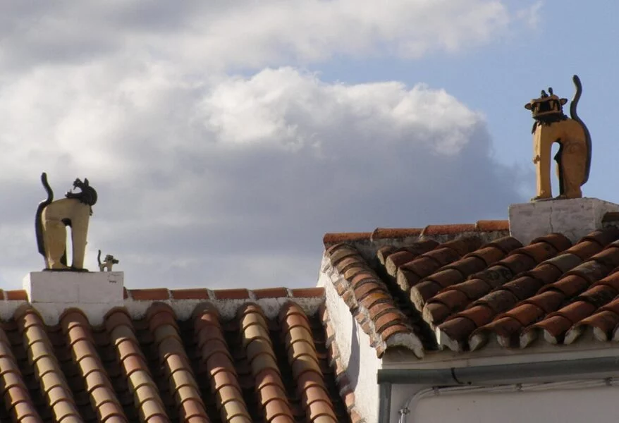 ▷ GENALGUACIL » Qué ver y hacer en este pintoresco pueblo. Arte en los tejados de Genalguacil