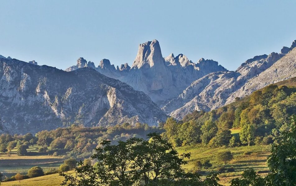 ▷ BULNES » Descubre qué ver y hacer. Paraíso Cantábrico. El Naranjo De Bulnes