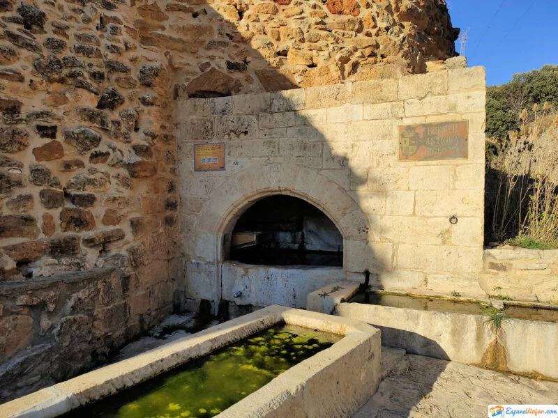 ▷ OLOCAU DEL REY » Qué ver y hacer en esta villa medieval. Fuente antigua del siglo XV