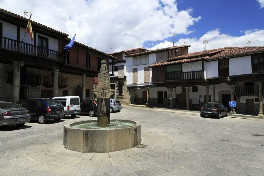 ▷ VALVERDE DE LA VERA » Qué ver y hacer. Pueblo cautivante Plaza España de Valverde de la Vera