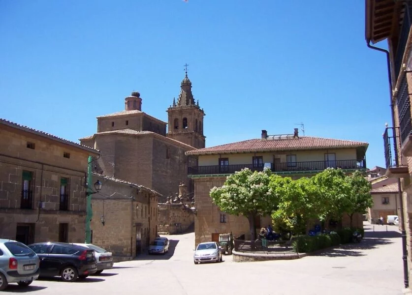 ▷ BRIÑAS » Qué ver y hacer. Viñedos a orillas del Ebro Plaza Mayor de Briñas