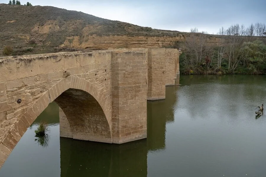 ▷ BRIÑAS » Qué ver y hacer. Viñedos a orillas del Ebro Puente de Briñas sobre el río Ebro