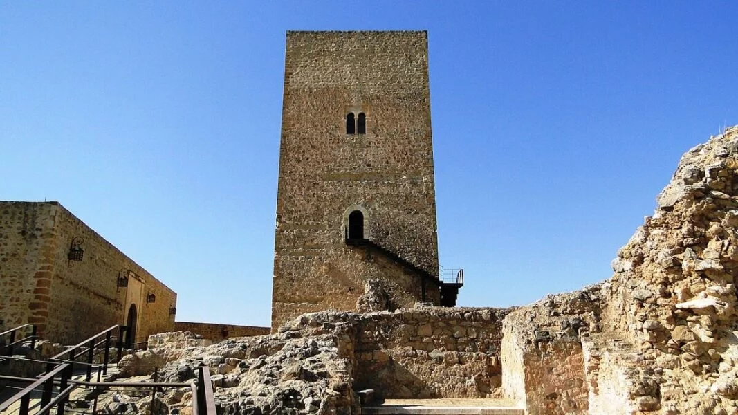 ▷ ALCAUDETE » Qué ver y hacer en este bonito pueblo de Jaén Torre Homenaje Castillo de Alcaudete