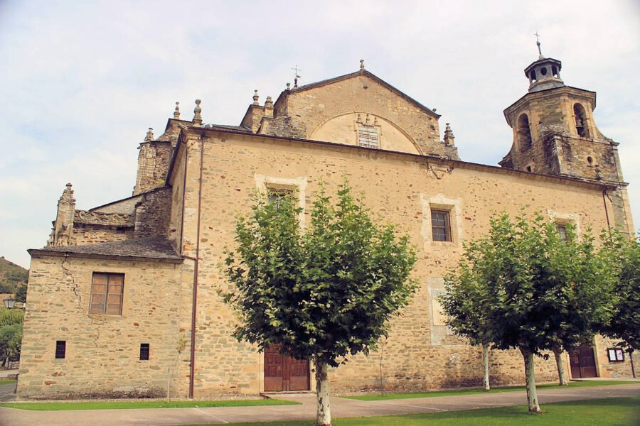 Fachada principal de Colegiata de Santa María de Villafranca del Bierzo