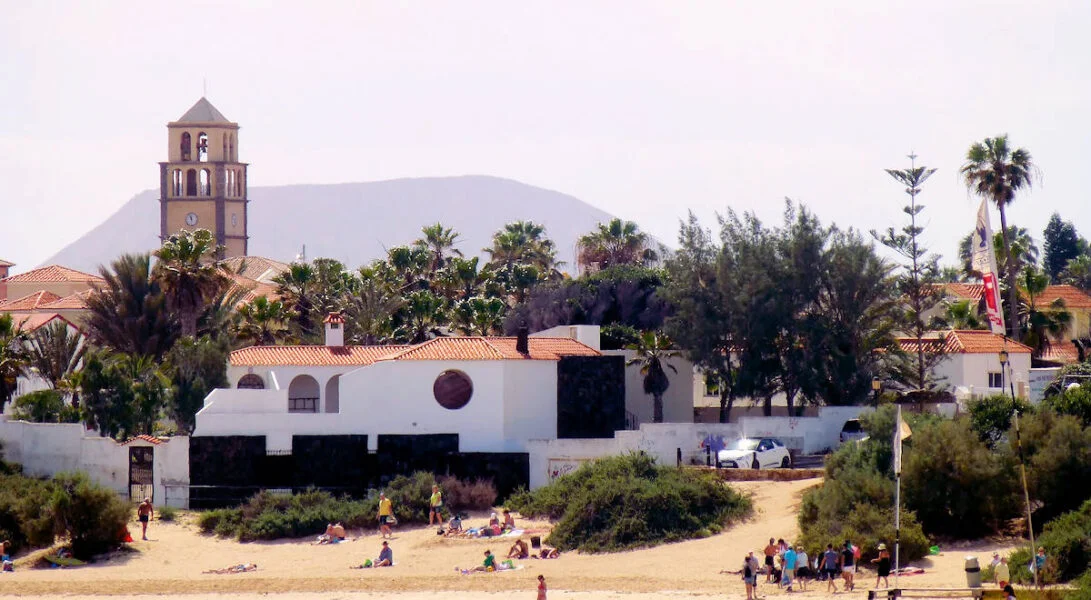 ▷ CORRALEJO » Qué ver y hacer en este destino vacacional Campanario de Corralejo