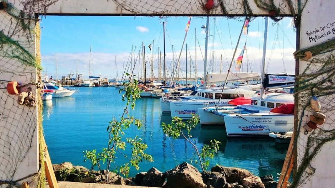 ▷ CORRALEJO » Qué ver y hacer en este destino vacacional Muelle y puerto de Corralejo