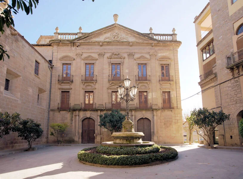 ▷ SOLSONA » Qué ver y hacer en la linda capital del Solsonés Palacio Episcopal de Solsona