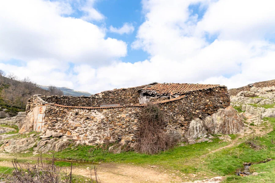 ▷ PUEBLA DE LA SIERRA » Qué ver y hacer en este enclave Granja abandonada