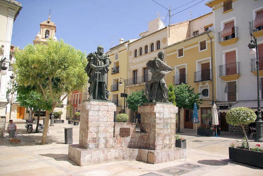 ▷ CARAVACA DE LA CRUZ » Qué ver y hacer en este pueblo Plaza Estatua