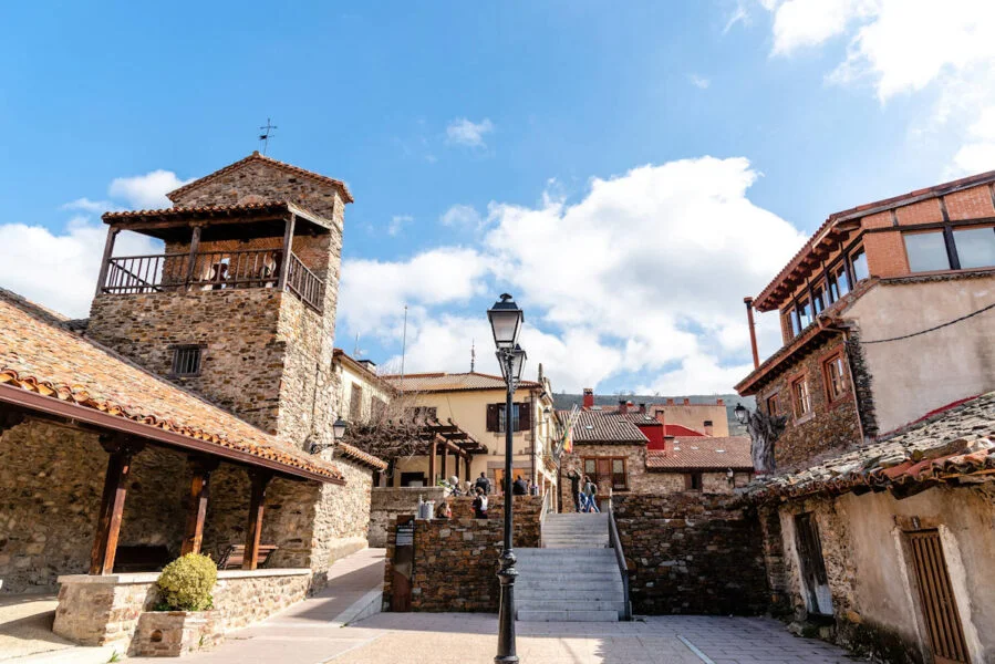 ▷ PUEBLA DE LA SIERRA » Qué ver y hacer en este enclave Plaza Mayor de Puebla de la Sierra