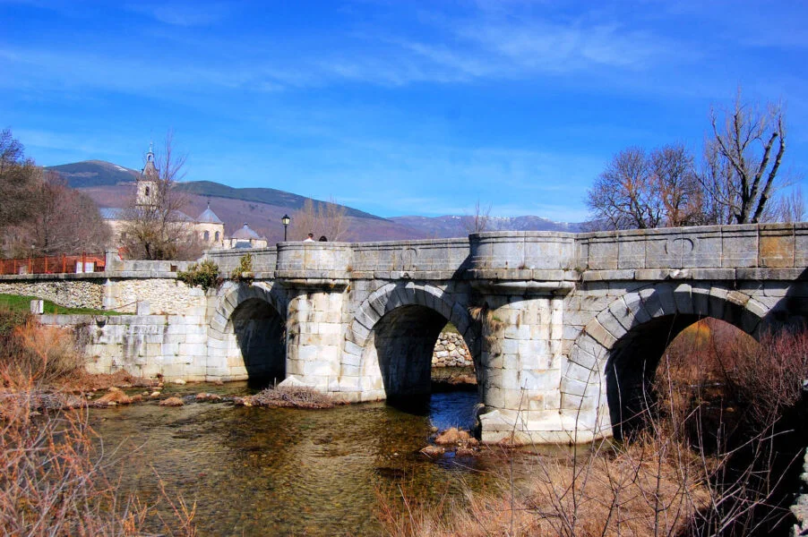 ▷ RASCAFRÍA » Descubre qué y hacer en este pueblo serrano Puente del Perdón sobre el Río Lozoya