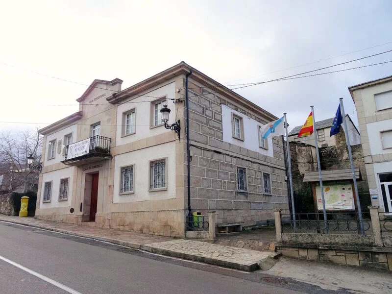 ▷ MANZANEDA » Qué ver y hacer en este pueblo de montaña Casa do concello de Manzaneda