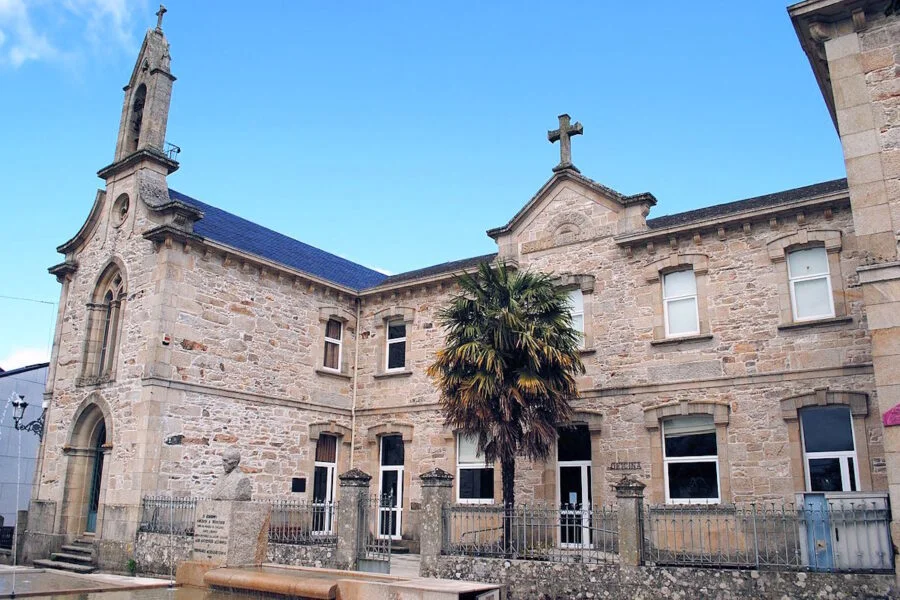 ▷ PUEBLA DE TRIVES » Qué ver y hacer en este bonita villa Colegio de Santa Leonor
